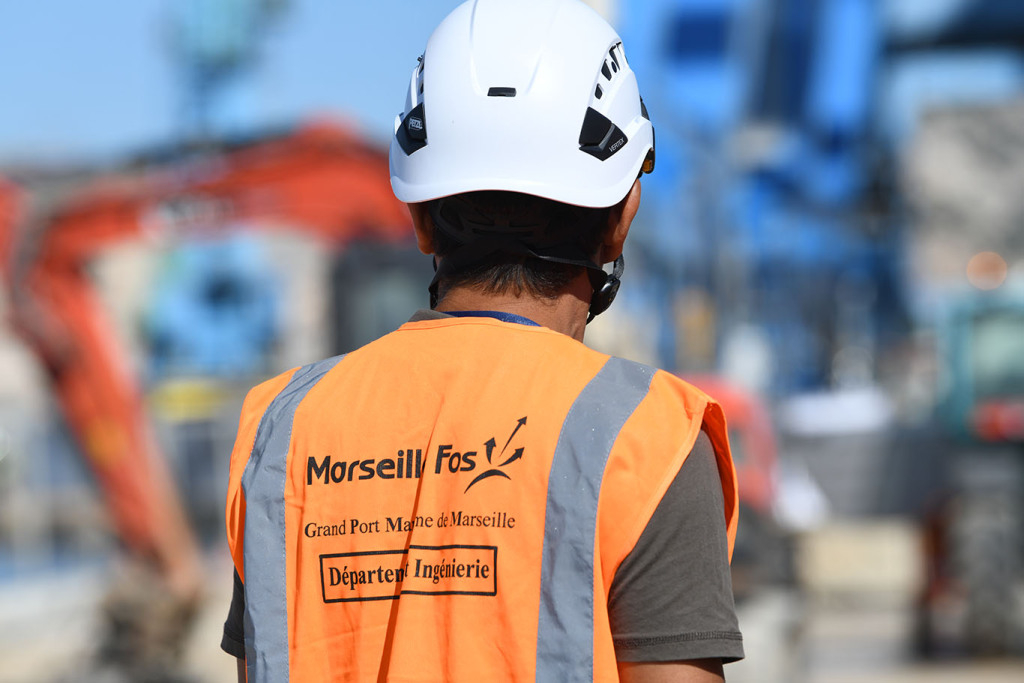 Personne de dos avec un gilet de sécurité